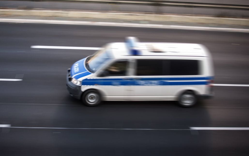 Ein Polizeiauto auf Verfolgungsjagd.