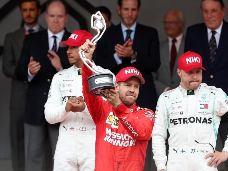 Ferrari-Pilot Sebastian Vettel (M.) konnte sich über seine beste Saisonplatzierung freuen. Foto: David Davies/PA Wire