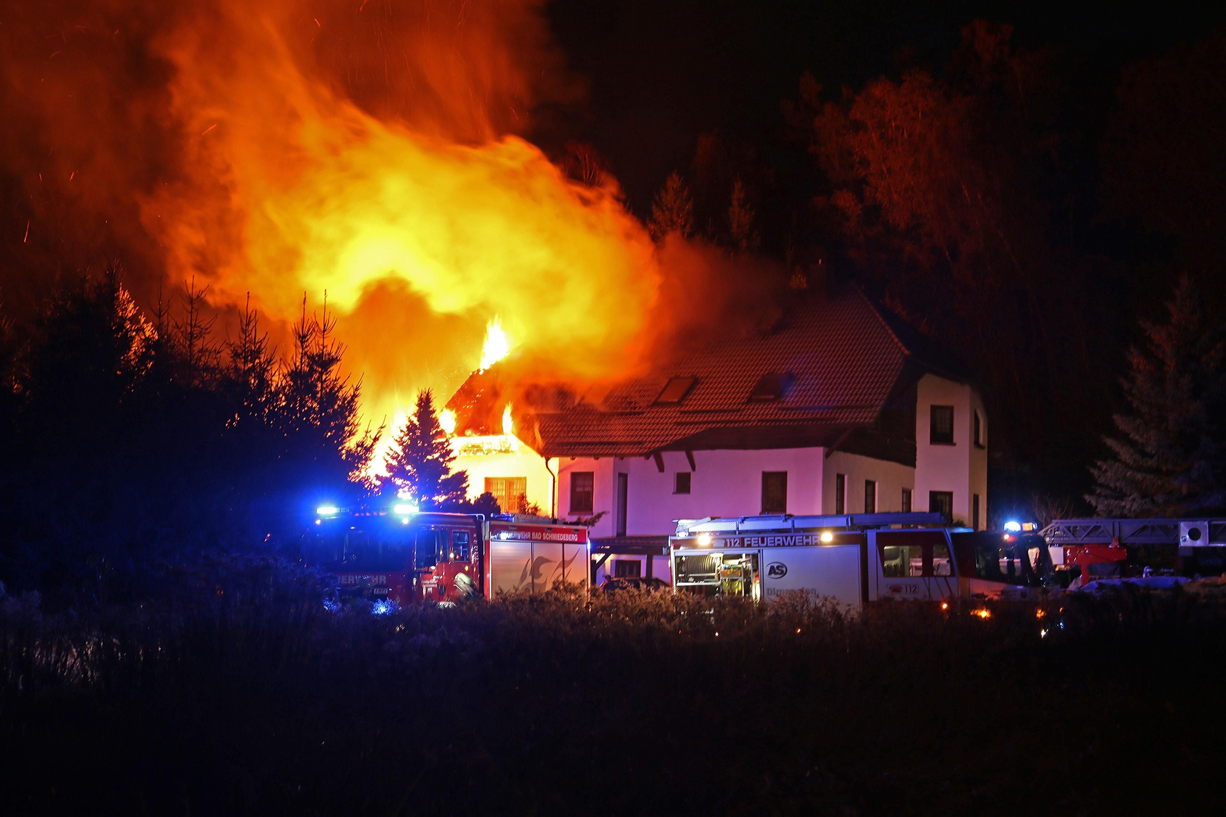Die linke Wohnhaushälfte brannte in der Nacht vollständig.