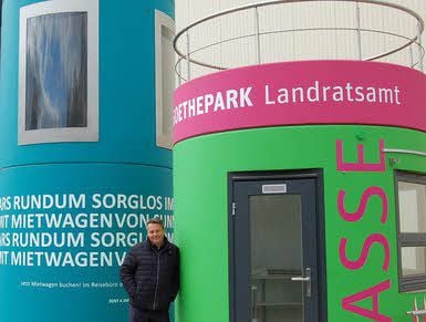 Geschäftsführer Anselm Franz vor seinen Veloform-Türmen