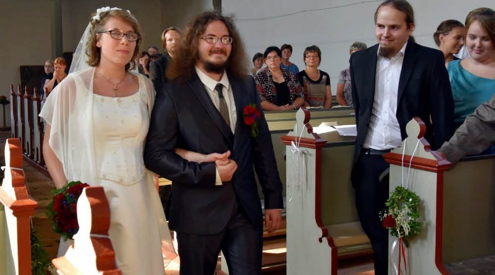 Vor dem Altar: Kantorin Julia Jira und Ric Rafael Reinhold