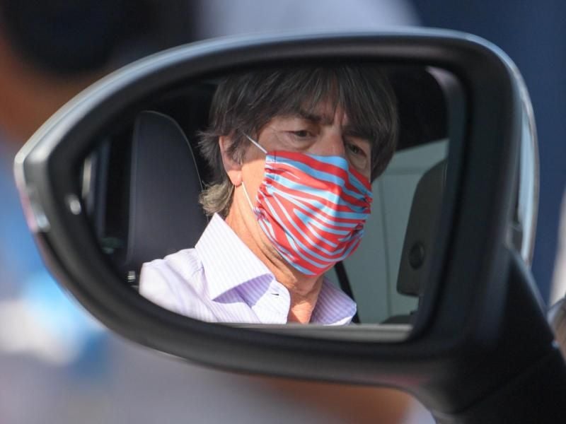 Hält sich an die Hygiene-Regeln und trägt sogar am Steuer einen Nase-Mund-Schutz: Bundestrainer Joachim Löw im Rückspiegel seines Wagens. Foto: Robert Michael/dpa-Zentralbild/dpa