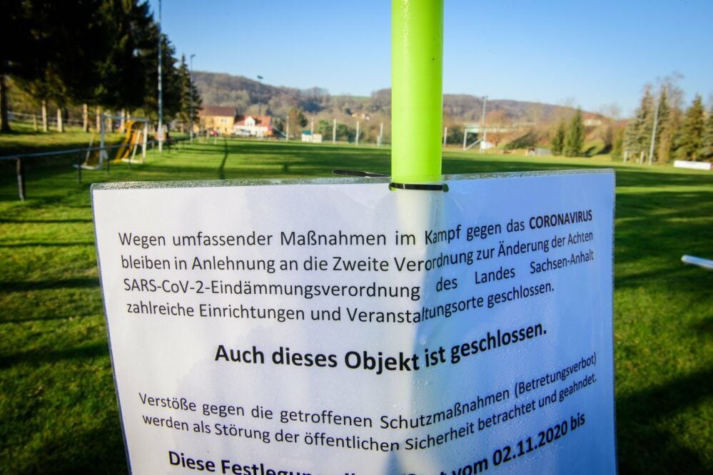 Die Fußballplätze in der Saale-Unstrut-Finne-Region sind - wie hier in Mertendorf - derzeit für den Trainings- und Spielbetrieb gesperrt.
