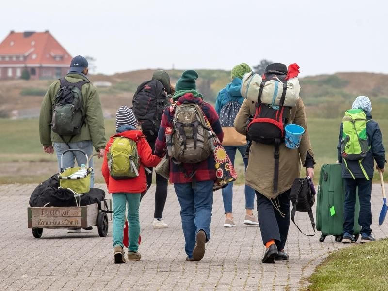 Zahlreiche Menschen nutzen die Lockerungen, um zum Urlaub auf die Ostfriesischen Inseln zu fahren. Foto: Sina Schuldt/dpa
