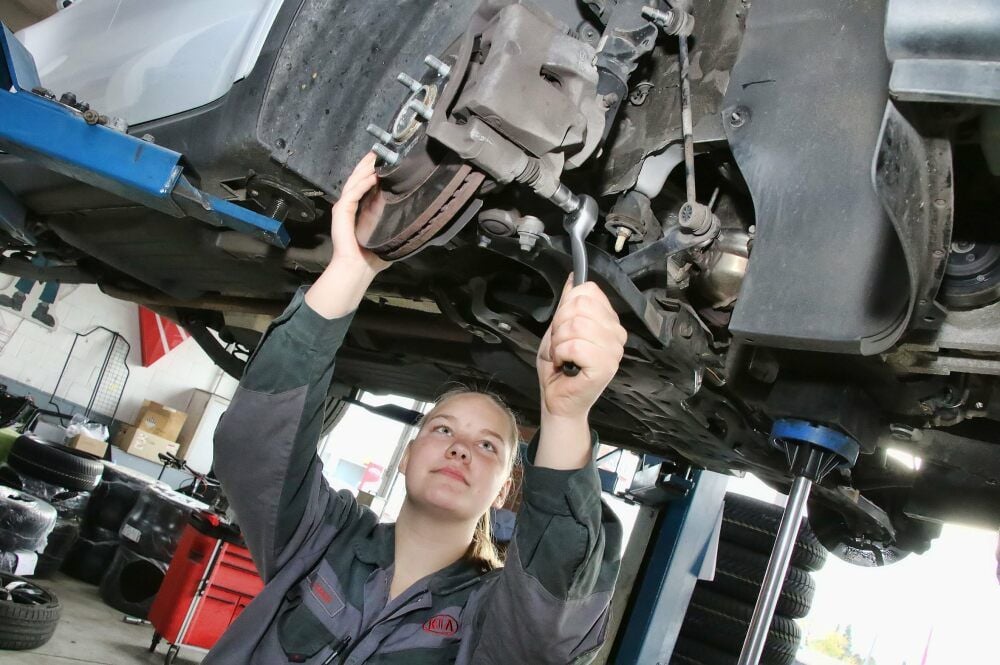 Anika Grimm fühlt sich wohl, wenn sie an den Autos arbeiten kann.