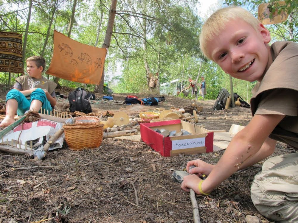 Arne (r.) hatte viel Spaß beim Basteln eines Steinzeit-Speeres.