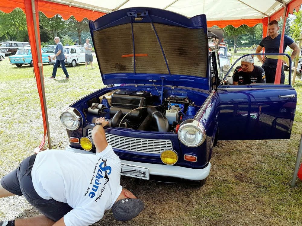 In Mügeln am See fanden am Wochenende das 18. Trabi- und zehnte IFA-Treffen statt. Hunderte Teilnehmer und Besucher waren dabei. Ein beliebter Programmpunkt war auch in diesem Jahr die Fahrzeugbewertung. Enrico Knöffel (vorn) und Peter Klausa (2. v. re.) haben die Schmuckstücke beurteilt.