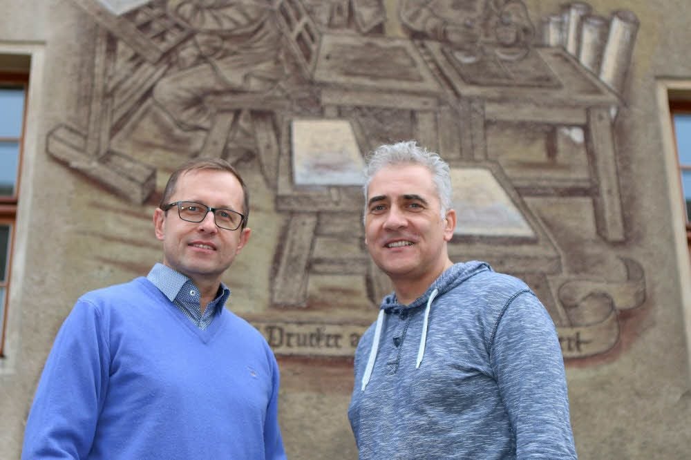 Stefan Krone (li.) und Matthias Schmidt von der Druckerei Gottschalk stellten die Produktion des Akener Nachrichtenblattes ein.