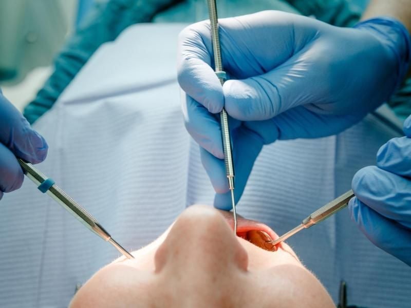 Für Zahnersatz müssen Patienten in Deutschland in der Regel zumindest zum Teil selbst zahlen. Es können daher schnell hohe Kosten entstehen. Foto: Markus Scholz