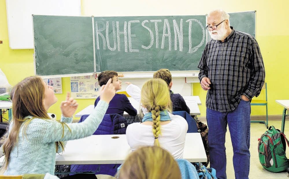 Rüdiger Seidel in der 6. Klasse des Luthergymnasiums. Der Lehrer ist im Ruhestand und besuchte noch einmal seine alte Wirkungsstätte.