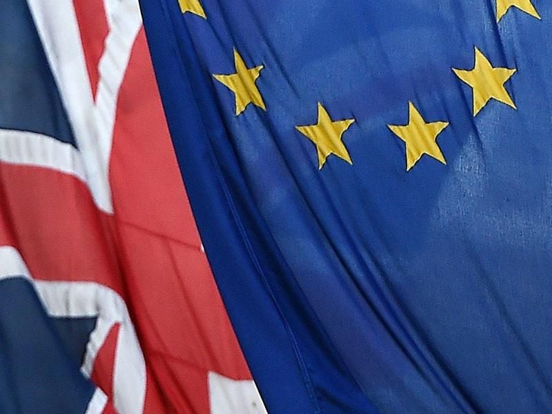Die britische Flagge hängt neben einer EU-Flagge. Foto: Andy Rain/Archiv