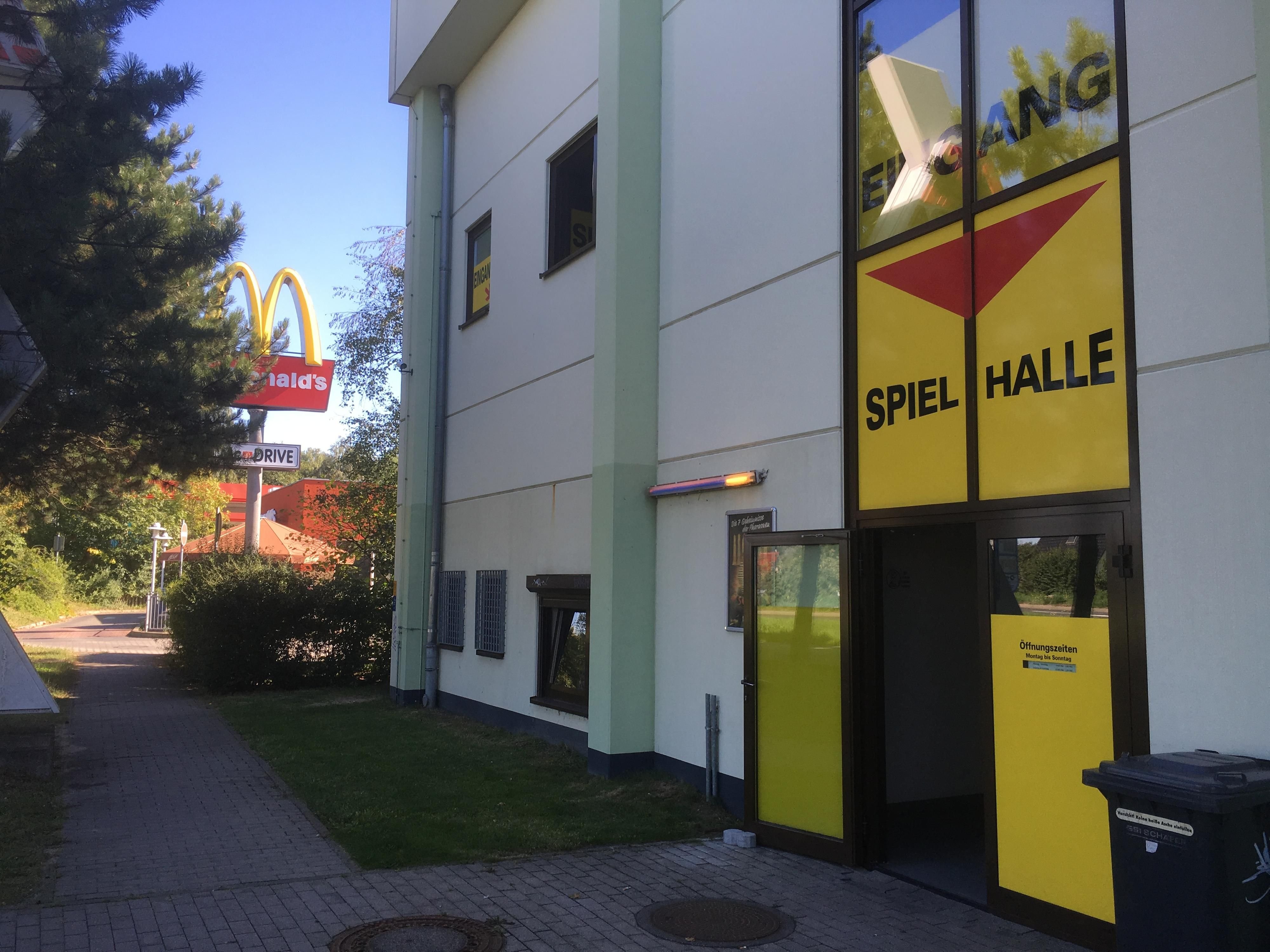 In dieser Wittenberger Spielothek in der Berliner Chaussee soll ein Unbekannter Bargeld erpresst haben.