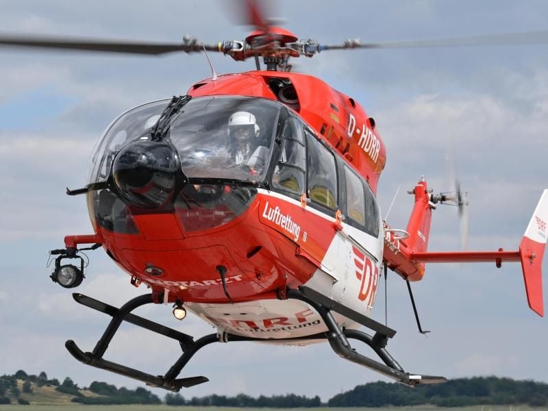 Ein Helikopter der Deutschen Rettungsflugwacht e.V. (DRF) hebt ab.