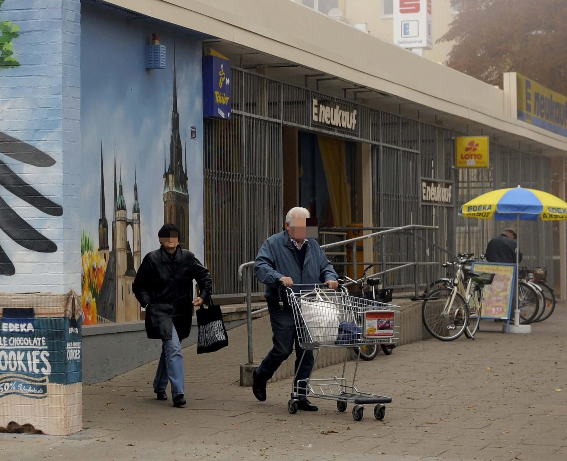 Wird bald abgerissen: Kunden verlassen die Edeka-Kaufhalle an der Vogelweide in Halle.