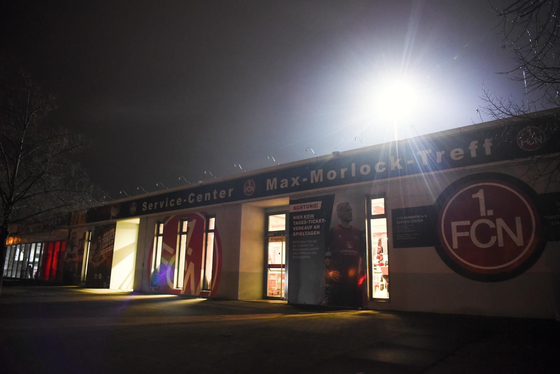 Im Vorfeld des Heimspiels des 1. FC Nürnberg gegen Hannover 96 wurde unter anderem auch das Service-Center am Max-Morlock-Stadion von einem oder mehreren Unbekannten mit Aufklebern versehen.