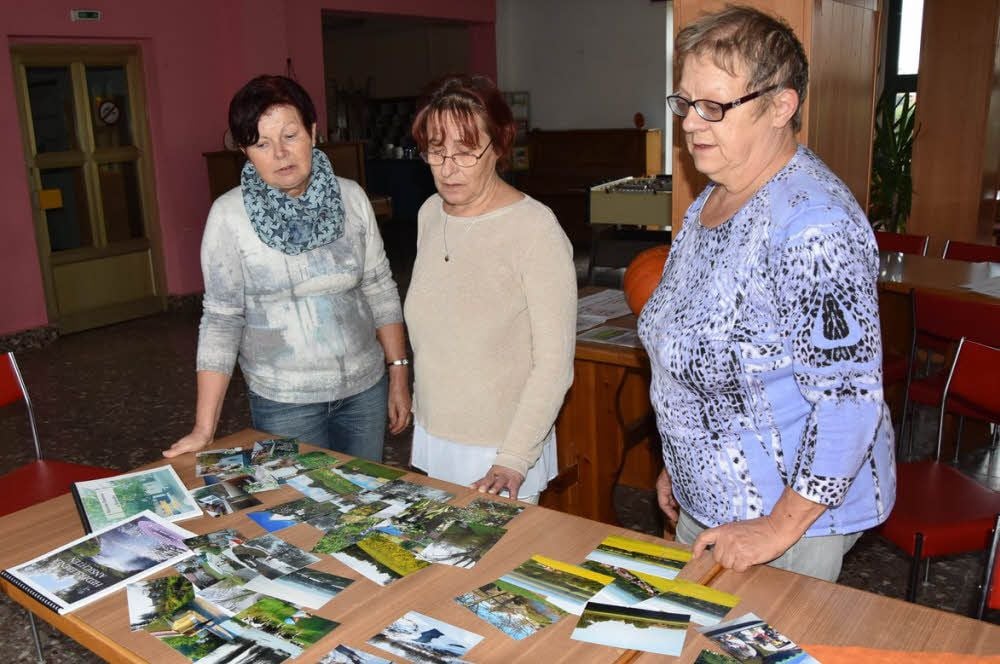 Beate Feldmann (l.) und Angelika Hartung sichten die Motive.
