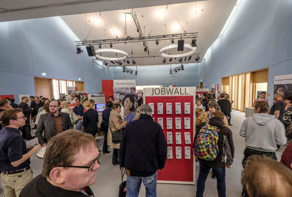 Den ganzen Tag über ist die Jobmesse im Stadthaus gut besucht. Hier kommen Arbeitssuchende direkt mit Unternehmern ins Gespräch.