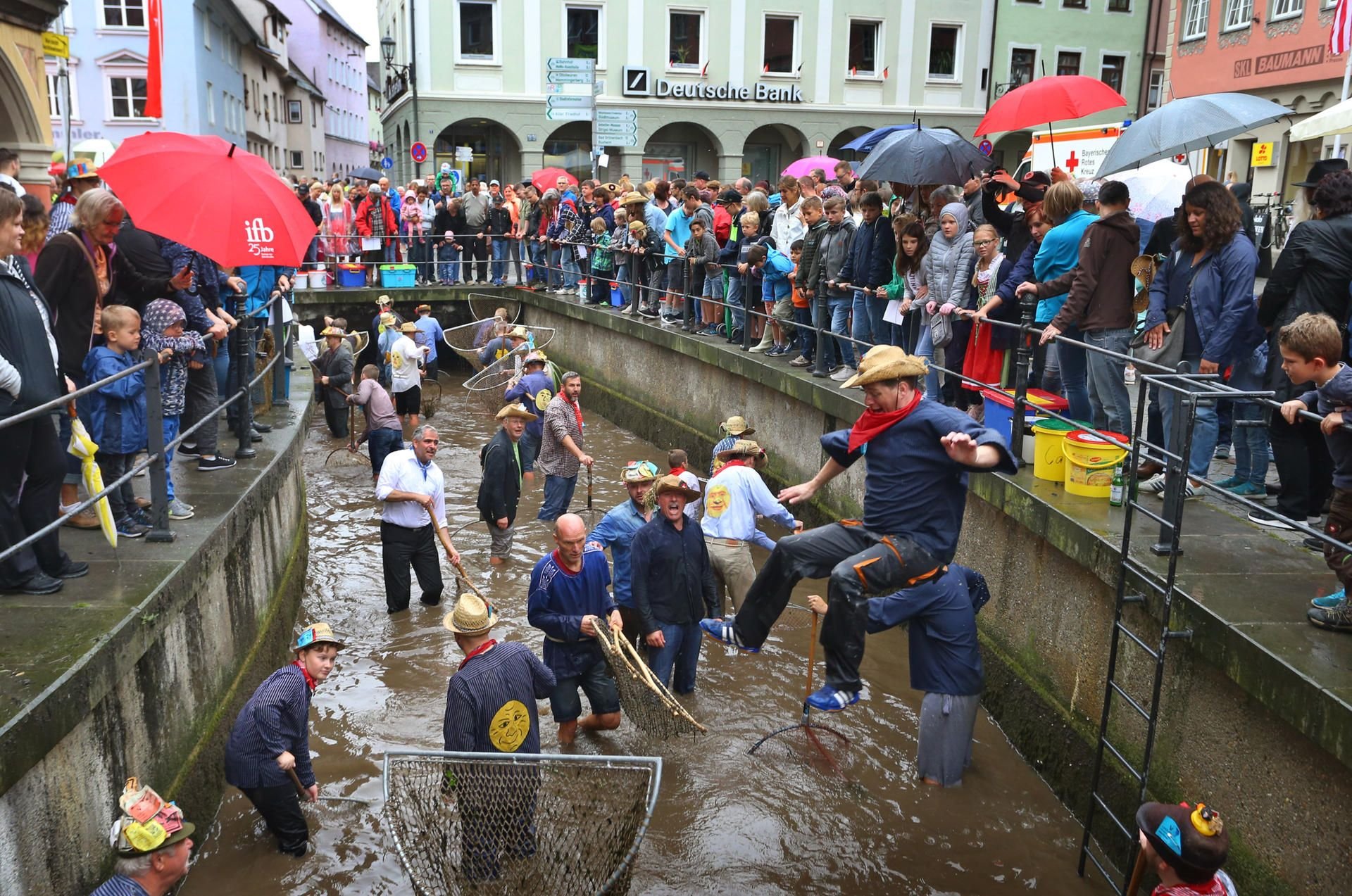 Wer in Memmingen beim Ausfischen des Baches die größte Forelle fängt, darf ein Jahr den Titel des "Fischerkönigs" tragen