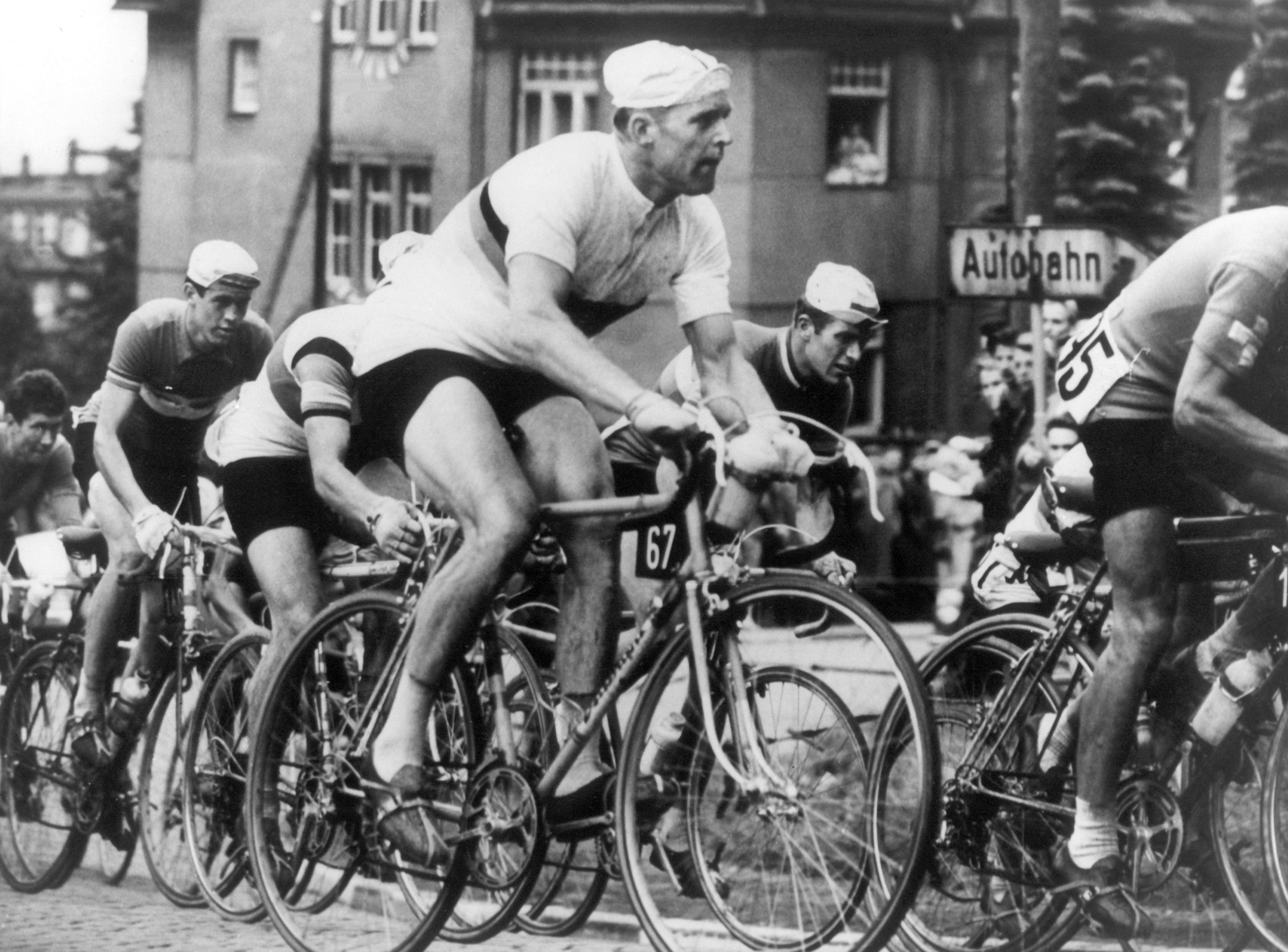 Der DDR-Radrennfahrer Gustav-Adolf Schur (M) bei der Radweltmeisterschaft der Straßenamateure am 13.08.1960 auf dem Sachsenring bei Hohenstein-Ernstthal.