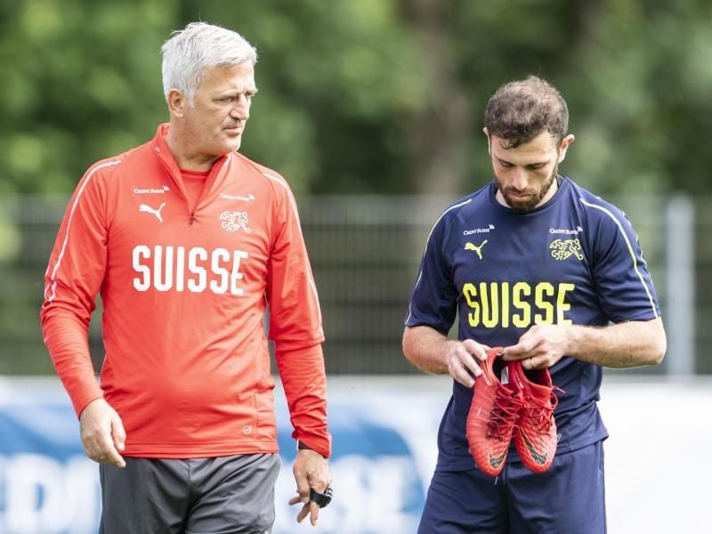 Schweiz-Coach Vladimir Petkovic (l) muss bei der WM auf Wolfsburgs Admir Mehmedi verzichten. Foto: Ennio Leanza