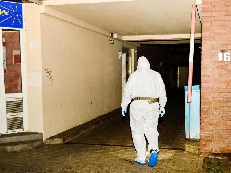 Ein Polizeibeamter vor dem Haus in Bad Driburg, in dem sich das blutige Drama ereignete. Foto: Christian Mathiesen