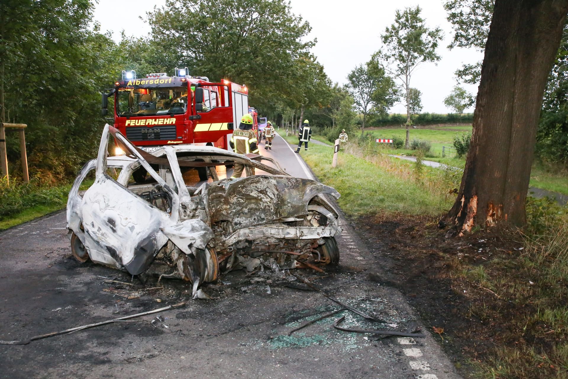 Für die 33-jährige Fahrerin dieses ausgebrannten Autos bei Schafstedt kam jede Hilfe zu spät.
