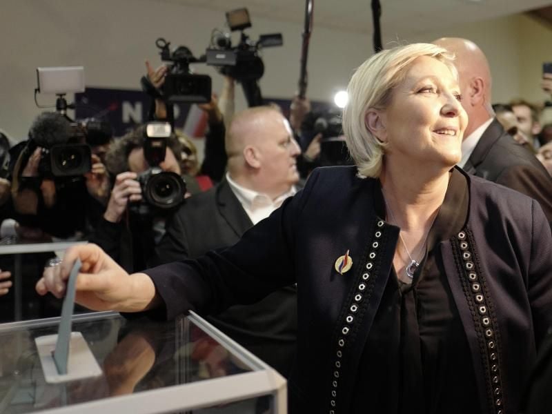 Marine Le Pen, Vorsitzende der rechtsextremen französischen Front National (FN), bei der Stimmabgabe. Foto: Michel Spingler/AP