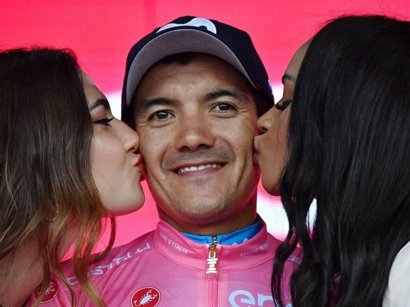 Durfte sich erneut Küsschen im Rosa Trikot abholen: Richard Carapaz. Foto: Alessandro Di Meo/ANSA/AP