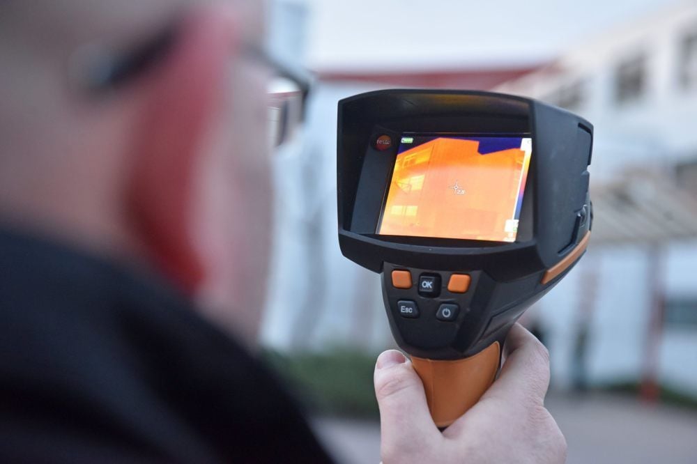 Fenster sind echte Schwachpunkte. Die Wärmebildkamera liefert den Beweis.