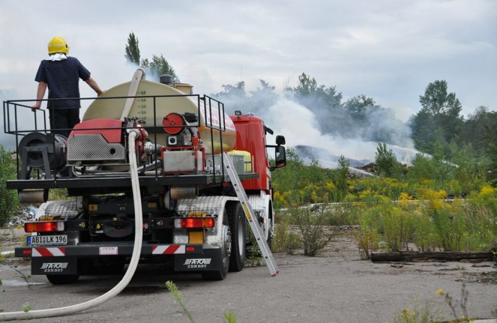 Bei großen Bränden wird sehr viel Wasser benötigt. Dazu ist oft auch der 7.500 Liter fassende Tankwagen des Landkreises im Einsatz.