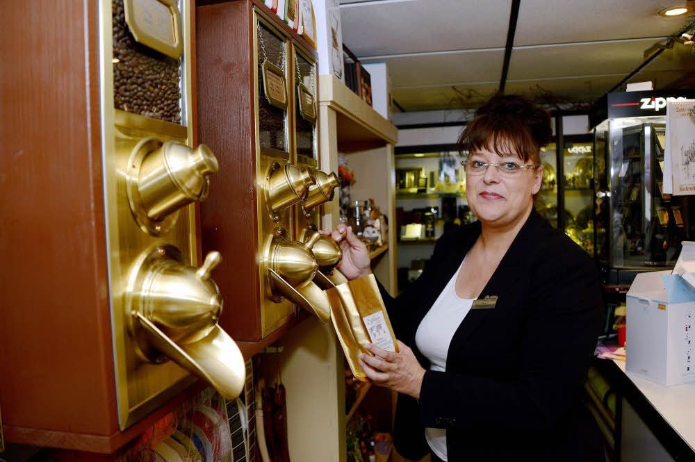 Im Laden sind immer neue Ideen gefragt. Ines Enzmann hat eine Barista-Ausbildung gemacht. Im Geschäft gibt es jetzt Kaffee.