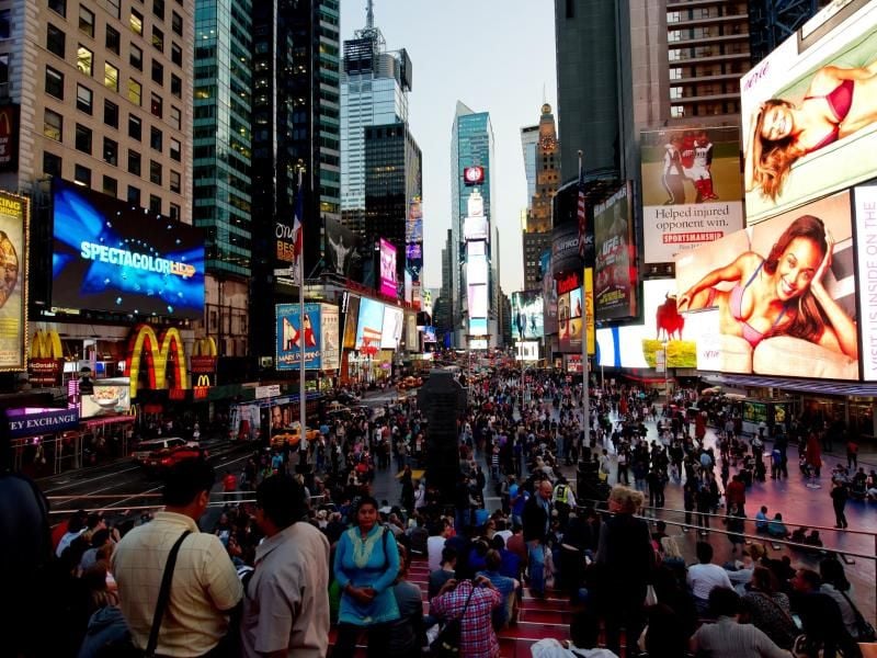 Menschen in New York am Times Square: Das Leistungsdefizit ist der US-Regierung unter Präsident Donald Trump ein Dorn im Auge. Foto: Sven Hoppe/dpa
