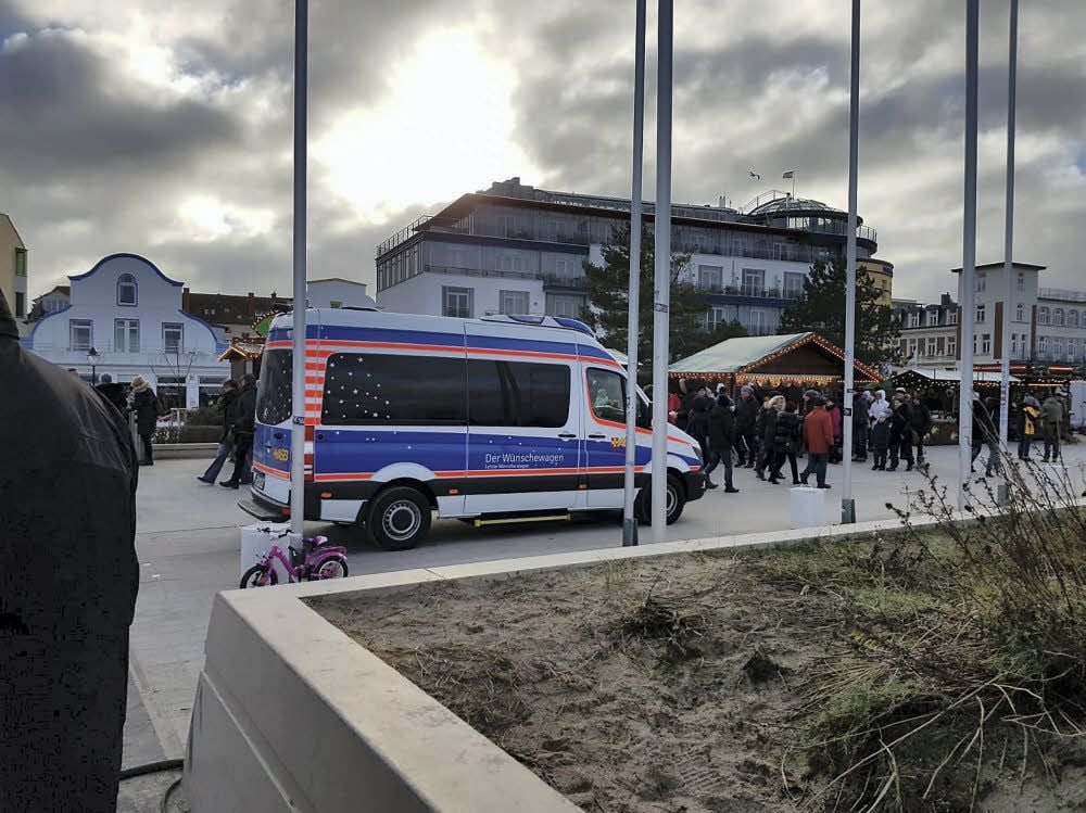 Der „Wünschewagen“ macht Halt an einem Wintermarkt. Physiotherapeutin Christina entdeckt in den Wolken eine Lücke in Form eines Herzens.