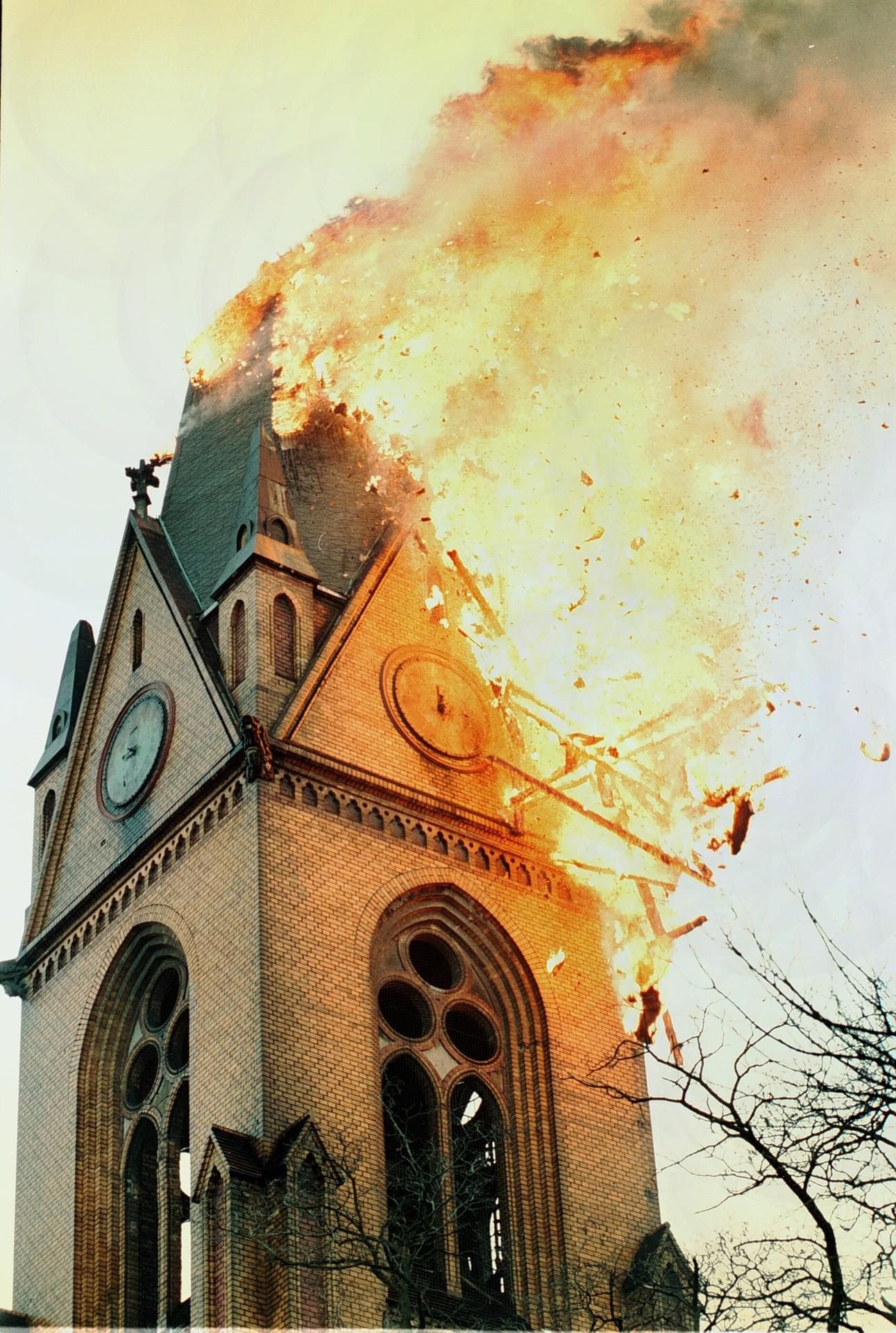 Brennende Stephanuskirche in Halle