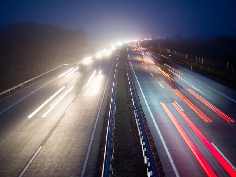 Fahrzeuge fahren bei Neumünster über die dreispurig ausgebaute Autobahn 7 (Aufnahme mit langer Verschlusszeit). Foto: Daniel Reinhardt/Archiv