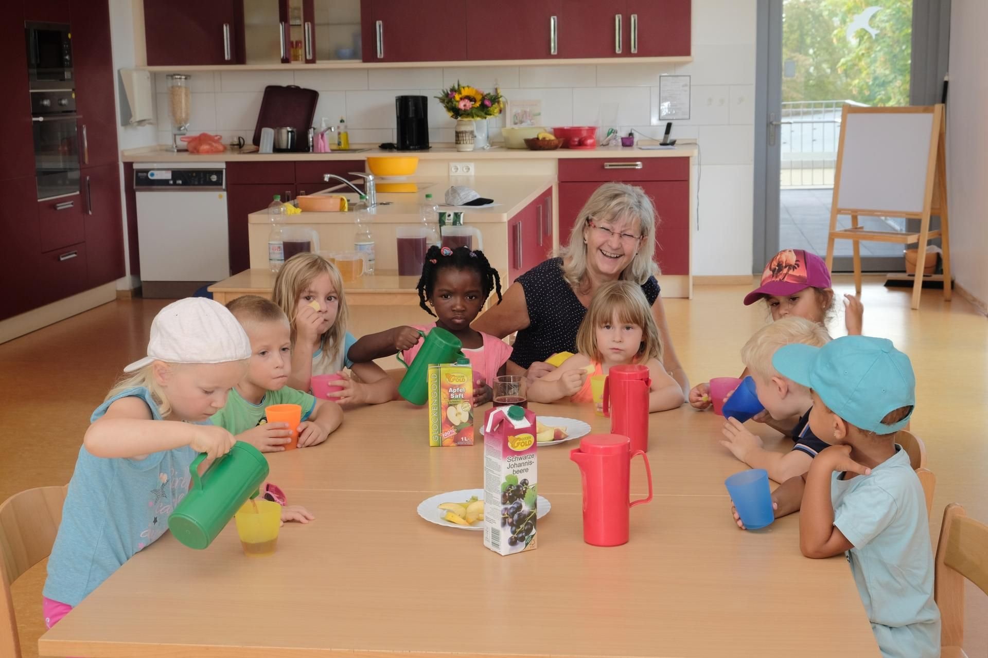 Mittwoch ist Safttag in der Kita Bummi der AWO in Halle- Neustadt. Nicht nur den Kindern auch Erzieherin Petra Hennig macht das bei der Hitze Spaß.