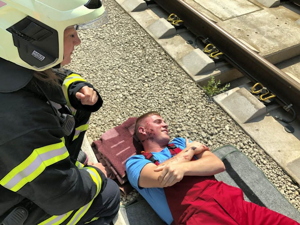 Julian Weihmann spielt mit Leidenschaft einen Verletzten.