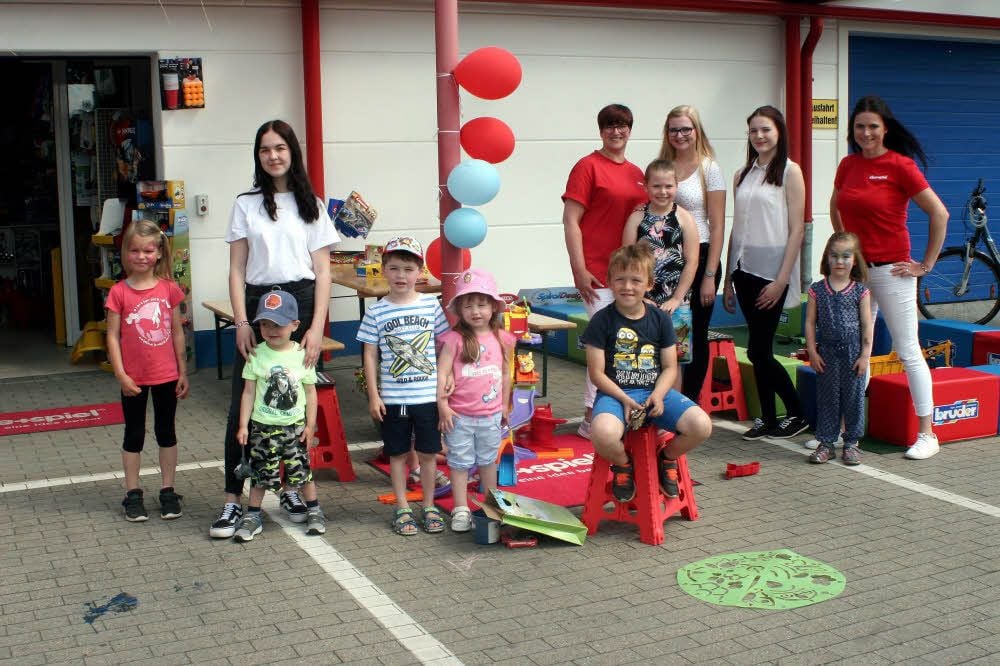 Liebevoll betreut konnte der Nachwuchs zum Kindertag am „Bimbambino“ von Dana Gutsche (rechts) in Jessen verschiedene Spielzeuge testen