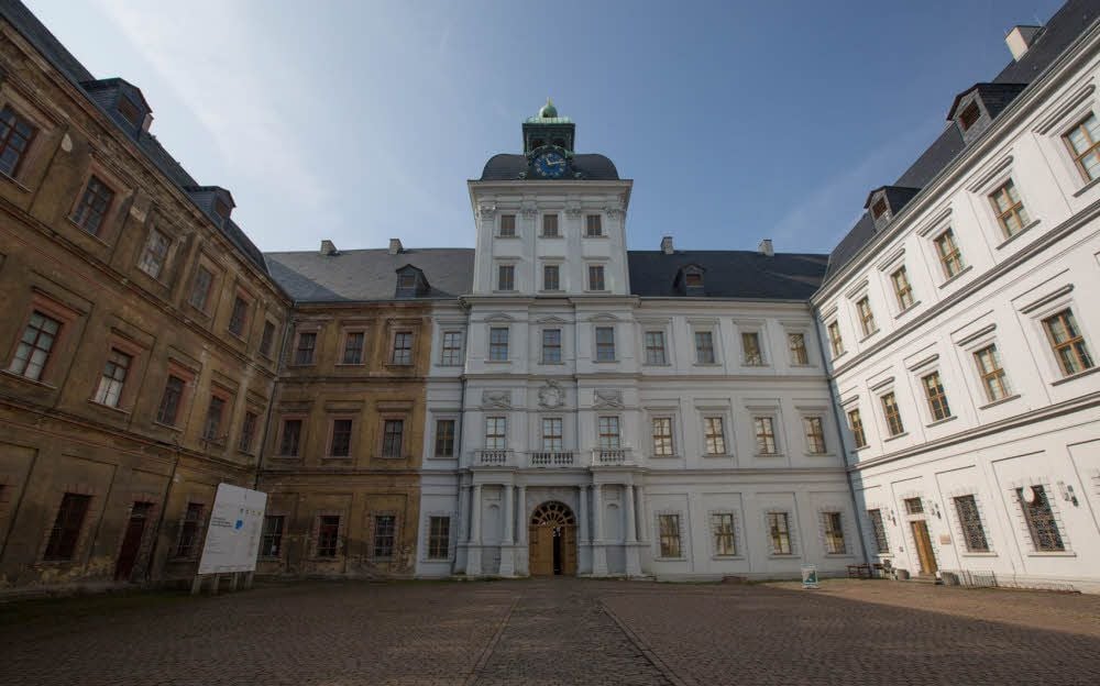 Blick in den Schlosshof von Neu-Augustusburg. Der Nordflügel (rechts) ist bereits saniert, der Südflügel harrt noch der Erneuerung.