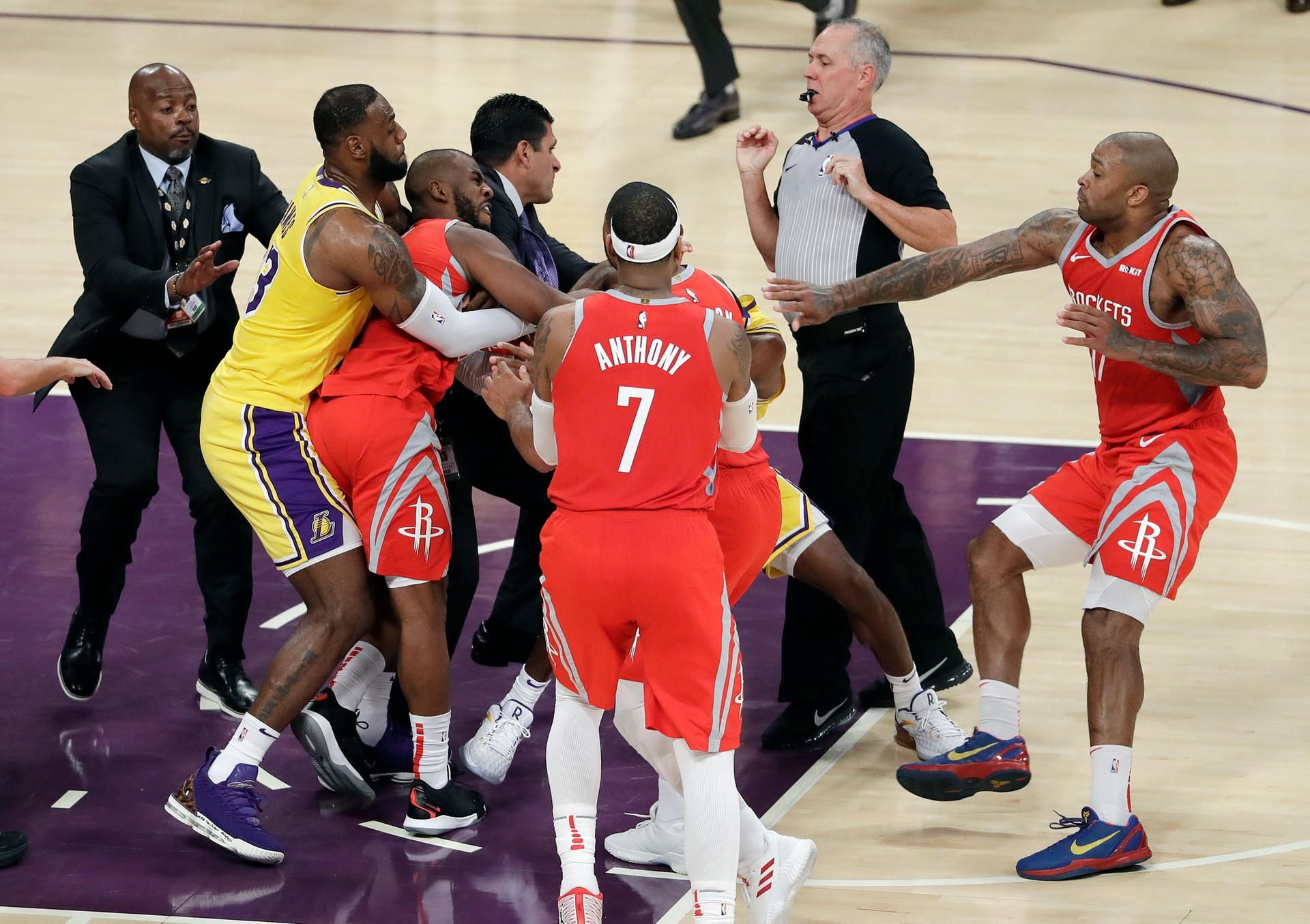 LA-Superstar LeBron James (l.) versucht den Streit zu schlichten.