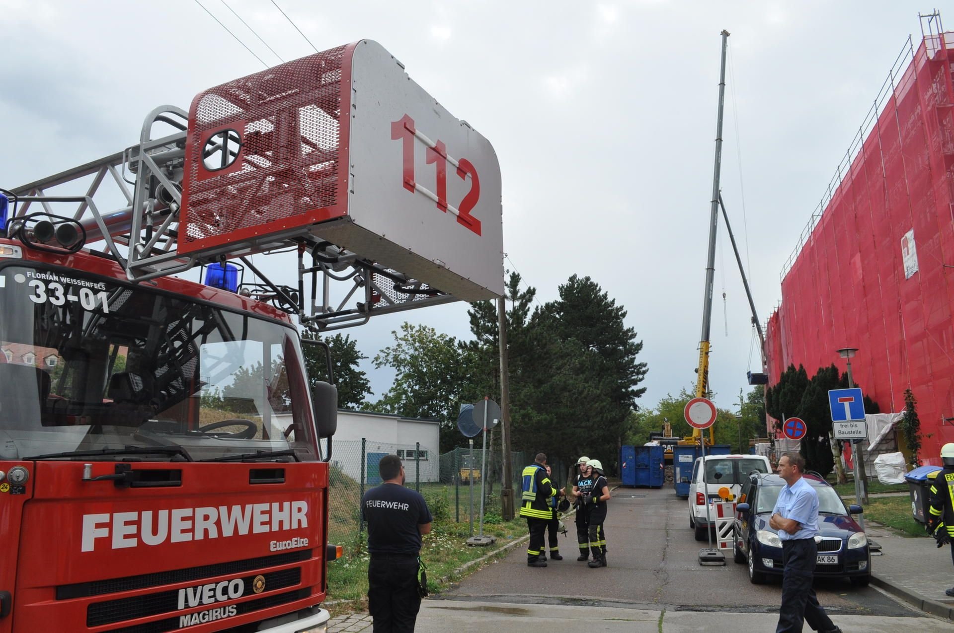 Die Feuerwehr Weißenfels hatte den Brand in der Hardenbergstraße schnell unter Kontrolle. Bei Schweißarbeiten hatte sich Baumaterial entzündet.