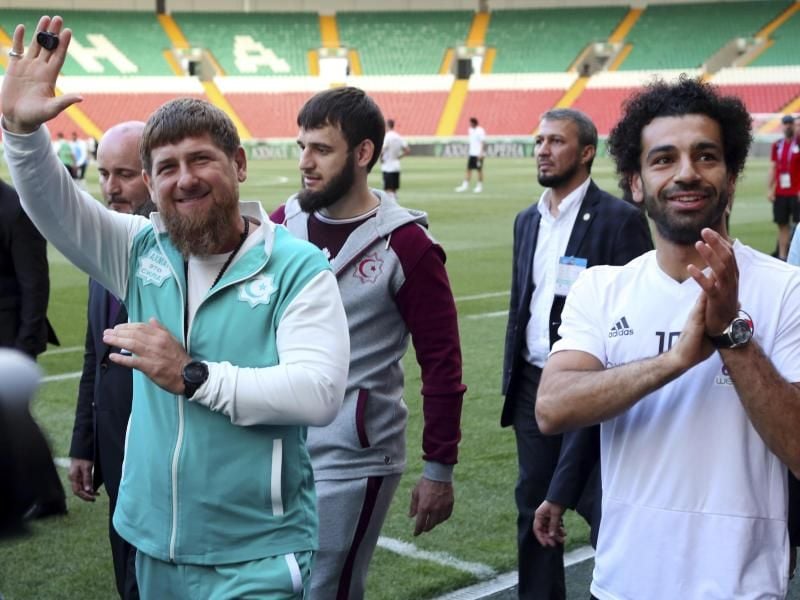 Tschetscheniens autoritärer Präsident Ramsan Kadyrow (l) posiert mit Ägyptens Starstürmer Mohamed Salah (r). Foto: AP/dpa