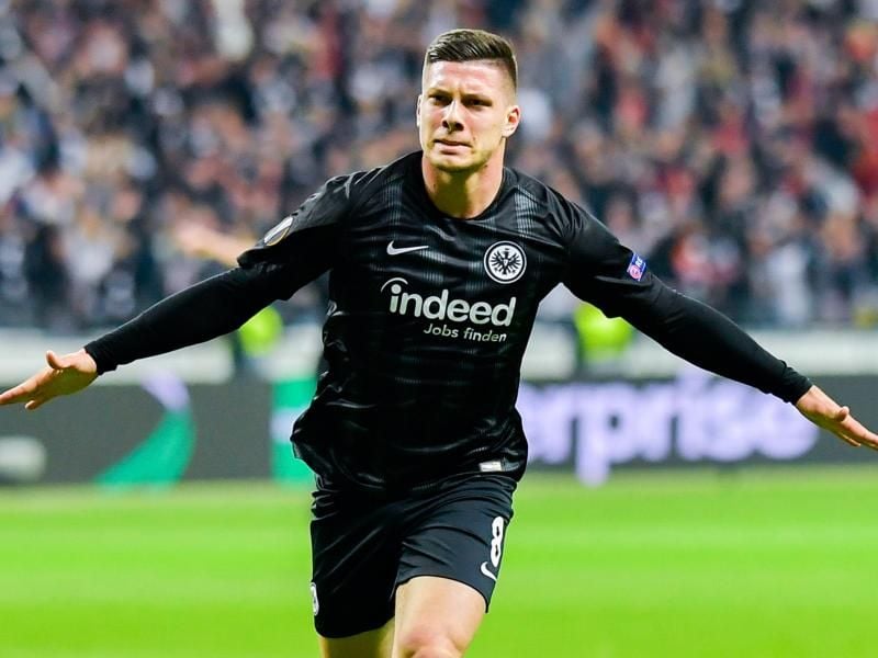Luka Jovic von Frankfurt jubelt über ein Tor. Foto: Uwe Anspach/Archivbild