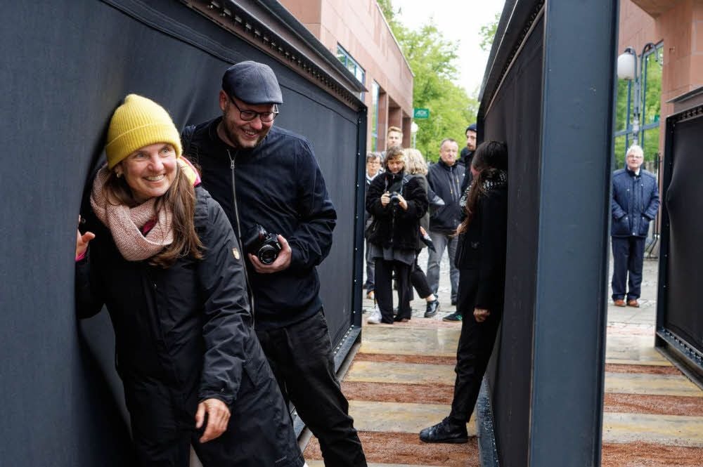 Nähe, Enge, Freiheit: Teilnehmerinnen und Teilnehmer des Rundgangs bei den Segeln im Innenhof des Leopold-Carrés.