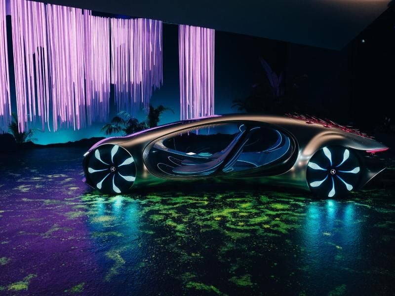 Die Mercedes-Studie „Vision AVTR” fährt mit transparenten Türen vor. Die Reifen sollen an Blütenkelche erinnern, die vielen kleinen Heck-Klappen an den Rückenpanzer eines Reptils. Foto: Daimler AG/dpa-tmn