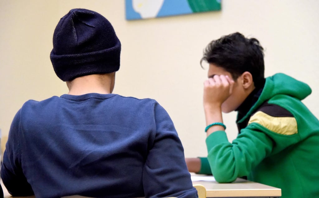 Jugendliche Flüchtlinge sitzen in der zentralen Inobhutnahme für unbegleitete minderjährige Flüchtlinge.