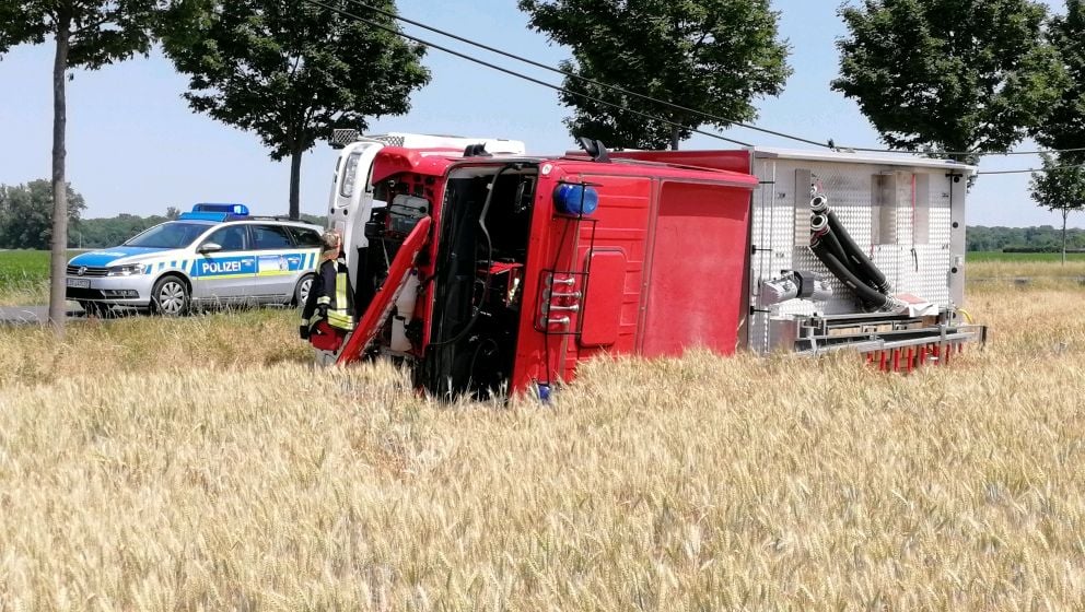 Das Feuerwehrauto ist am Freitag von der Straße abgekommen.