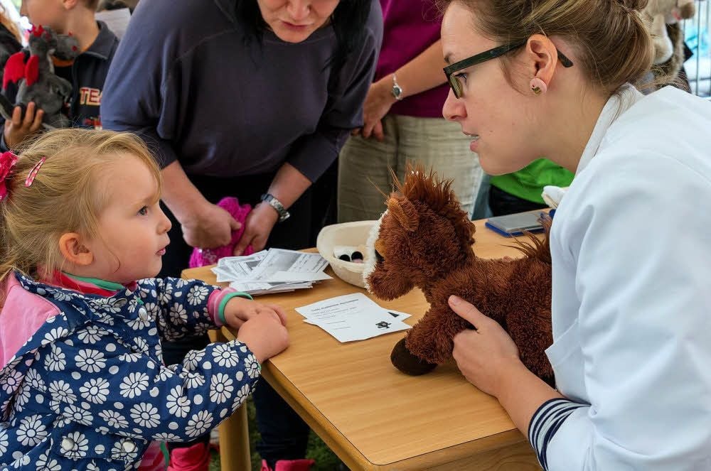 Im Merseburger Basedow-Klinikum werden beim Kinderfest am Sonntag auch kranke Teddybären und andere Kuscheltiere untersucht.