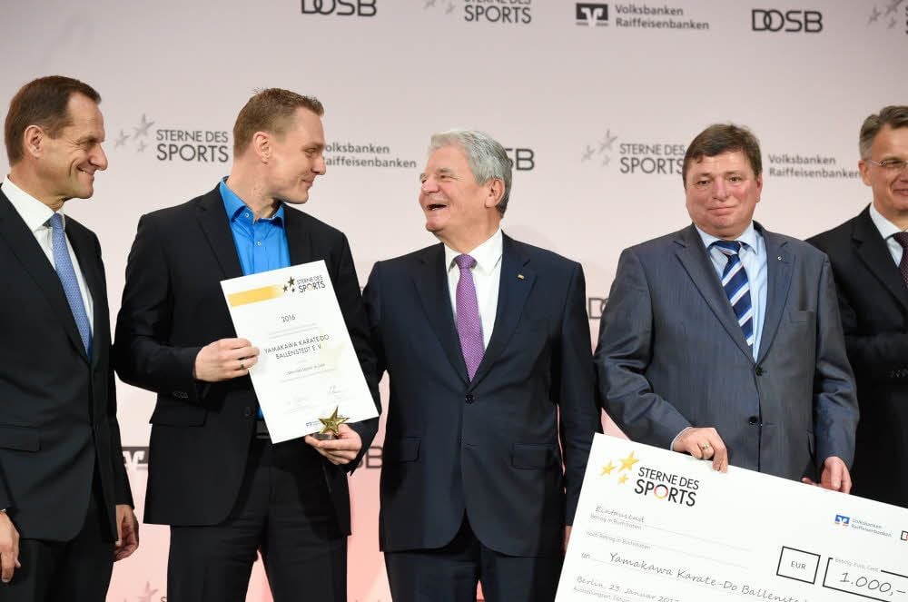 Bei der Übergabe des Goldenen Sterns gratulierten dem Ballenstedter Vereinschef Alexander Löwe (M.) Alfons Hörmann (li.), der Präsident Deutschen Olympischen Sportbundes, und Bundespräsident Joachim Gauck, Rechts im Bild ist Hans-Heinrich Haase-Fricke, Vorstand der Harzer Volksbank, zu sehen.