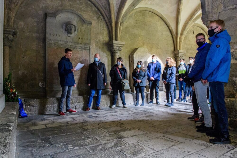 Die 10b des Domgymnasiums während der Kranzniederlegung im Kreuzgang in Gedenken der Gefallen aus den beiden Weltkriegen.